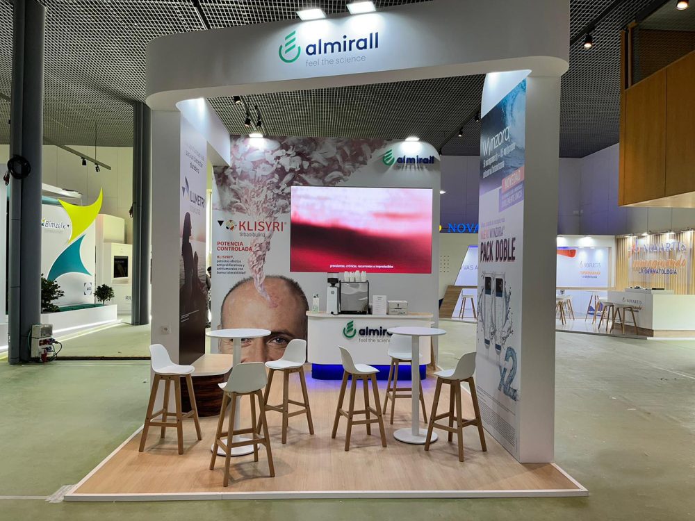Construcción stand para congreso AEDV 2023 para Almirall en Santiago de Compostela