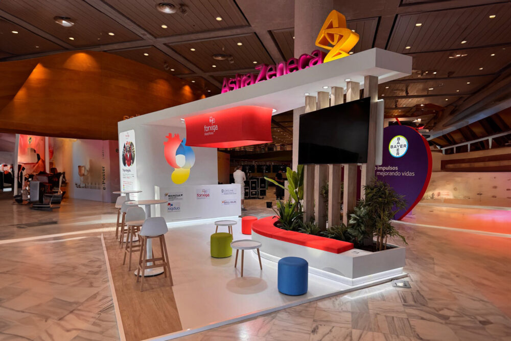 Stand AstraZeneca Congreso SEC 2025 celebrado en Granada. Stand de diseño fabricado y montado en congreso por Grupo Arte Stands